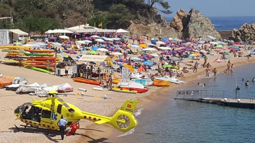 Moment del rescat amb helicòpter del submarinista a Tossa de Mar