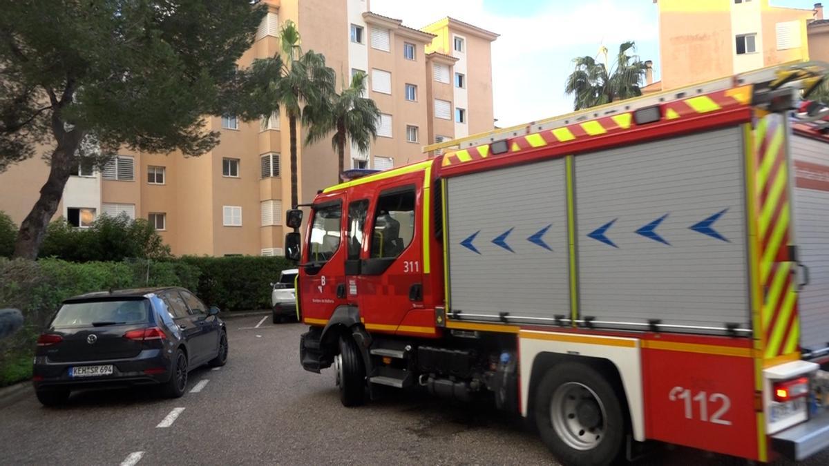 Un camión de los bomberos, junto al edificio de la calle Ficus, en sa Coma.