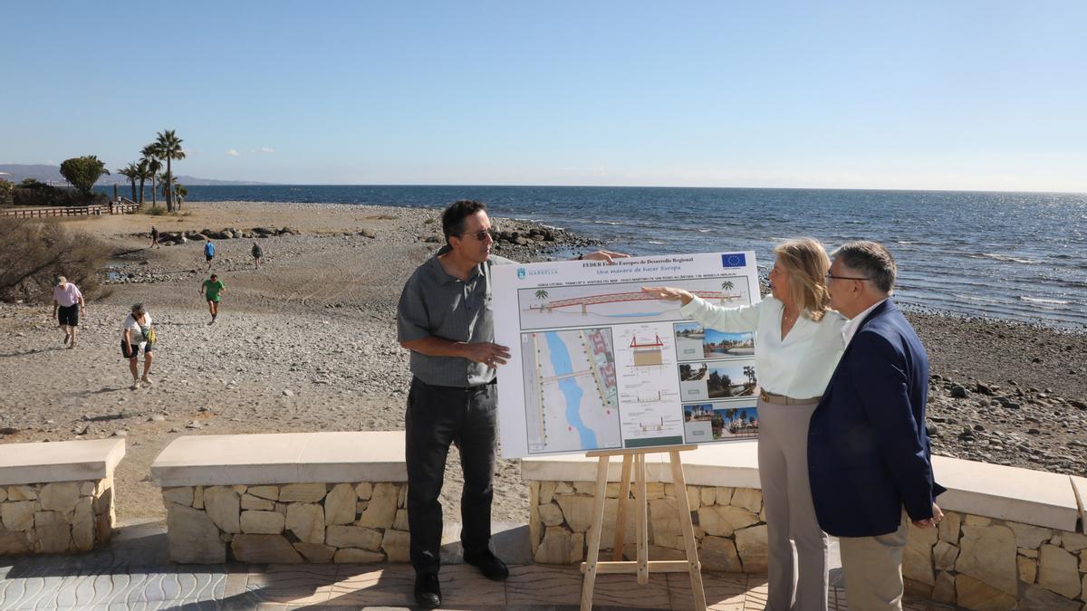 La alcaldesa de Marbella sobre un nuevo proyecto para ampliar el paseo marítimo con una pasarela peatonal sobre desembocadura del río Guadaiza