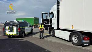 Así circulaba un camionero drogado antes de ser detenido en la A-7 (Alhama)