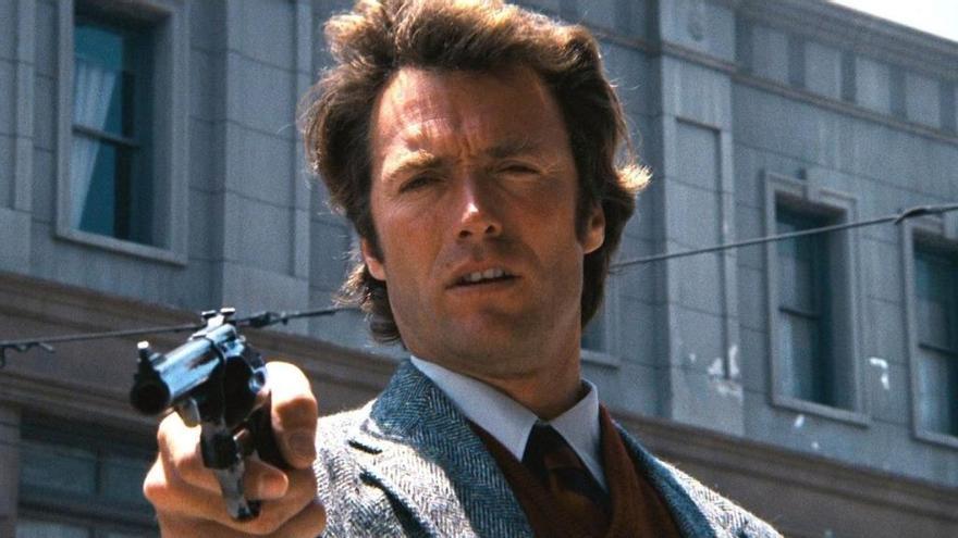 Clint Eastwood en la película con su revólver