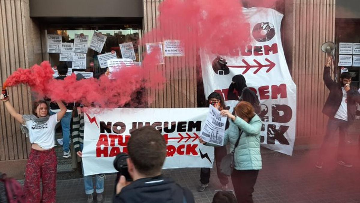 Miembros de Aturem Hard Rock ocupan el local de la cadena en Plaça Catalunya