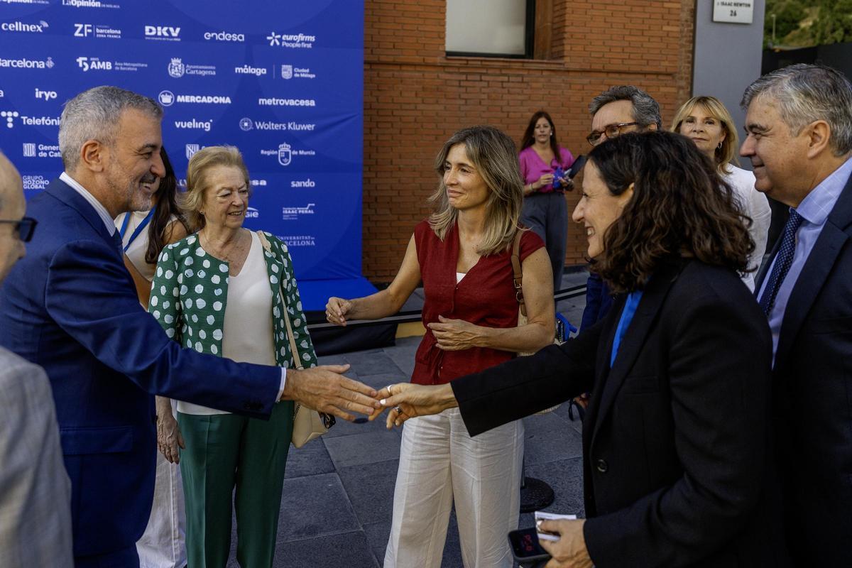 Jaume Collboni, alcalde de Barcelona, saluda a Gemma Martínez, directora de EL PERIÓDICO, en presencia de Arantza Sarasola, vicepresidenta de Prensa Ibérica, y Ainhoa Moll, directora editorial de Prensa Ibérica.