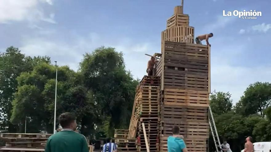 Una Torre de Hércules de madera de casi diez metros de alto: la "trabajada" hoguera de San Juan en el Barrio de las Flores de A Coruña ultima una hoguera de San Juan de 9,50 metros de altura