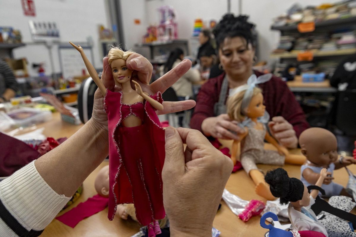 Algunas de las mujeres reparan muñecas en el taller.