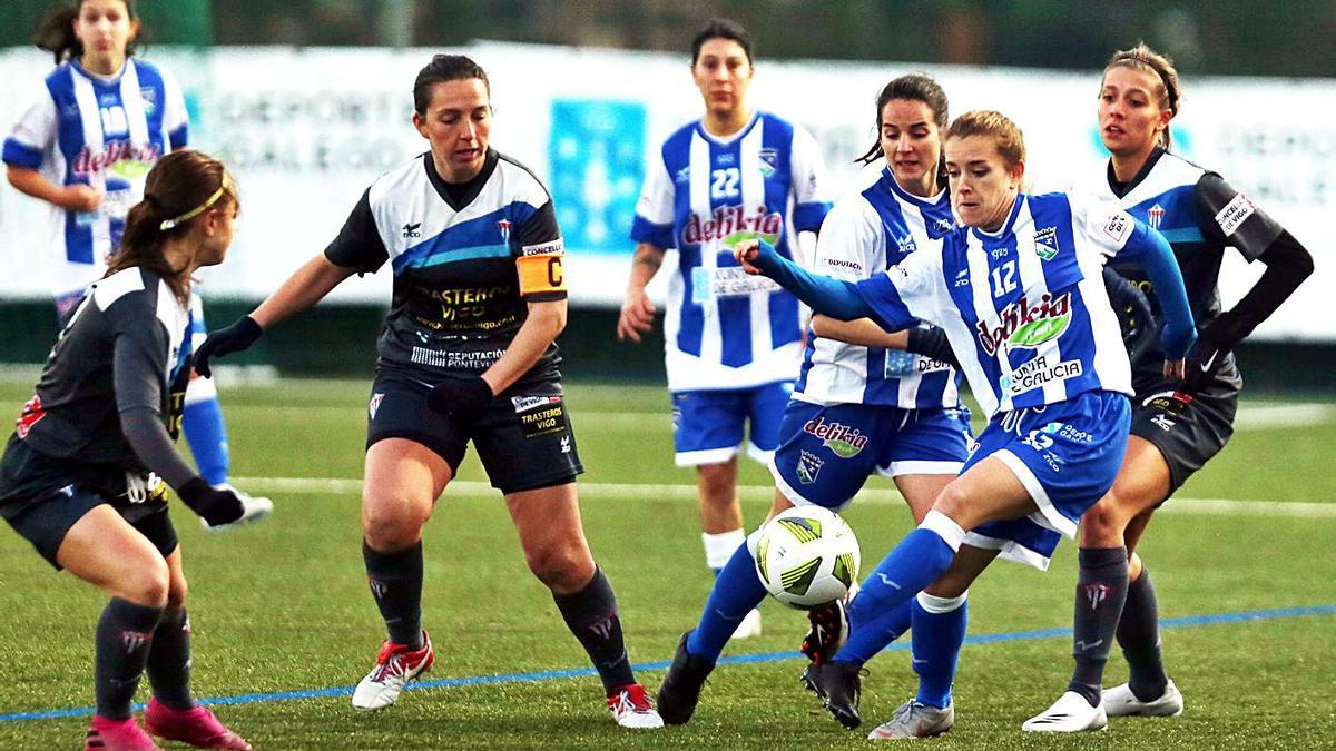 “Moni” trata de controlar el balón, durante el derbi disputado ante el Sárdoma en A Gándara. |  // MARTA G. BREA