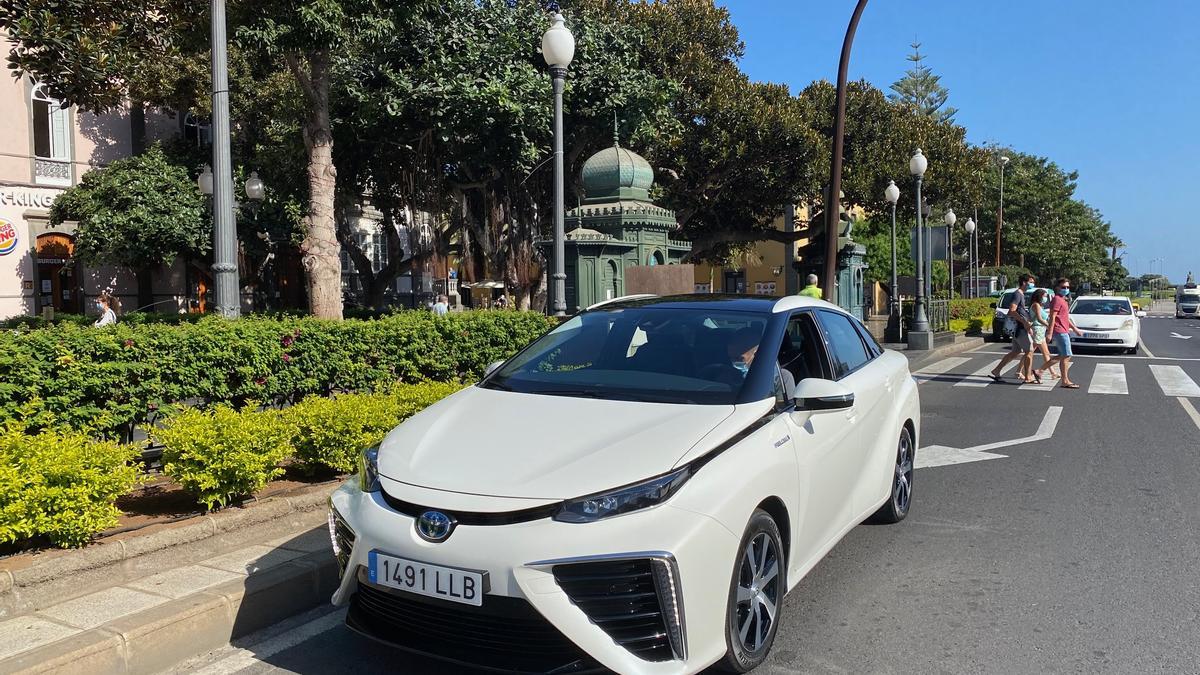 Coche impusado por hidrógeno de Toyota en el barrio de Vegueta, en la capital grancanaria