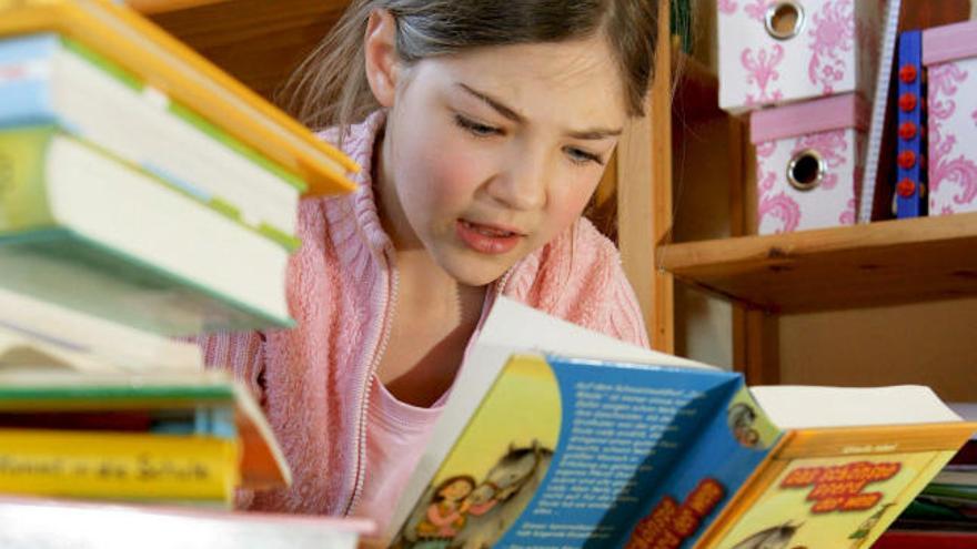 El 54,6 por ciento de los españoles mayores de 14 años ha leído frecuentemente en 2008, según datos del barómetro de lectura y compra de Libros dado a conocer por la Federación de Gremios de Editores de España, que demuestra una bajada en el índice de lectura de 2,2 puntos, respecto a 2007.