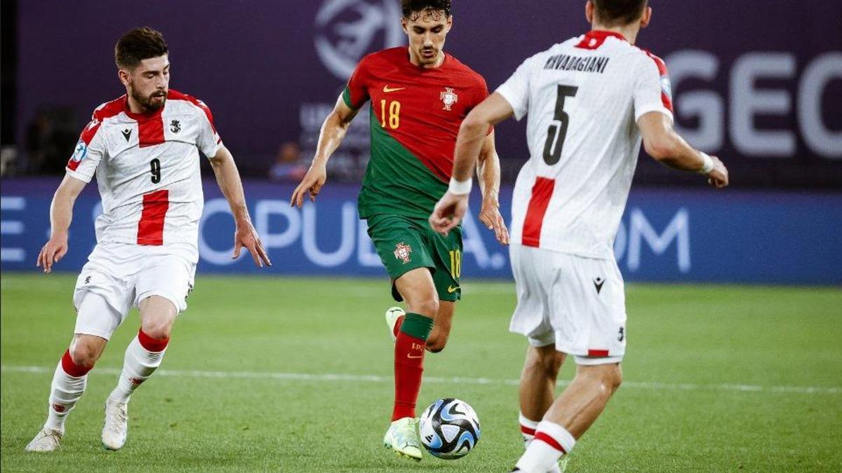 André Almeida contra Georgia en el primer partido de la Eurocopa sub-21