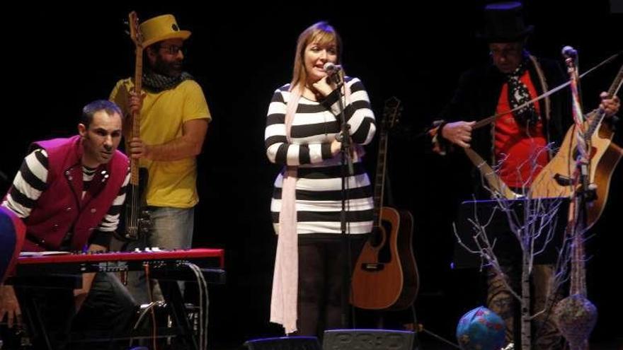 Magín Blanco, durante la actuación en el Auditorio de Cangas. // S.Á