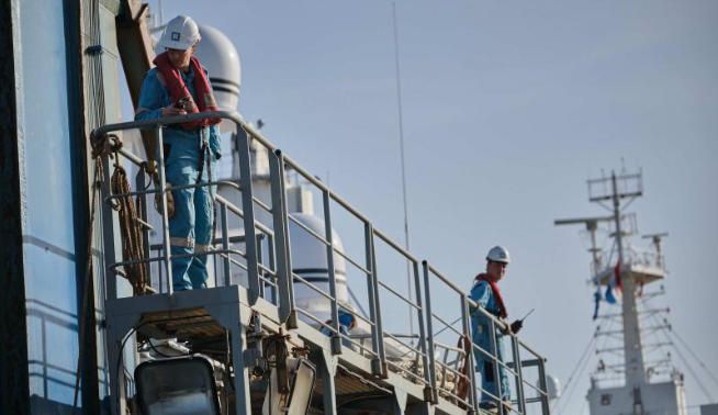 Un yate sumergido llega a Santa Cruz de Tenerife.