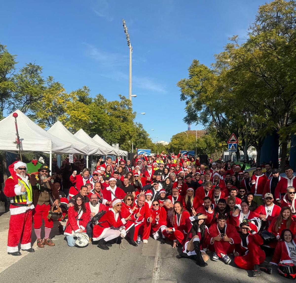 Foto de familia con varios de los moteros participantes en la jornada
