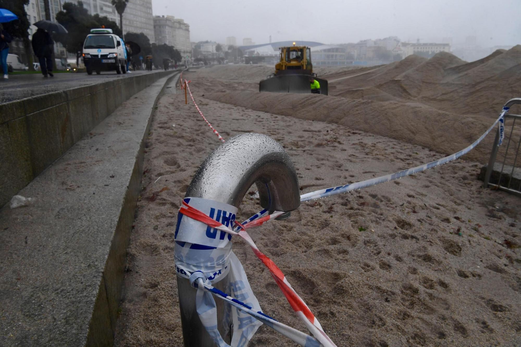 La duna invernal de Riazor recobra su forma