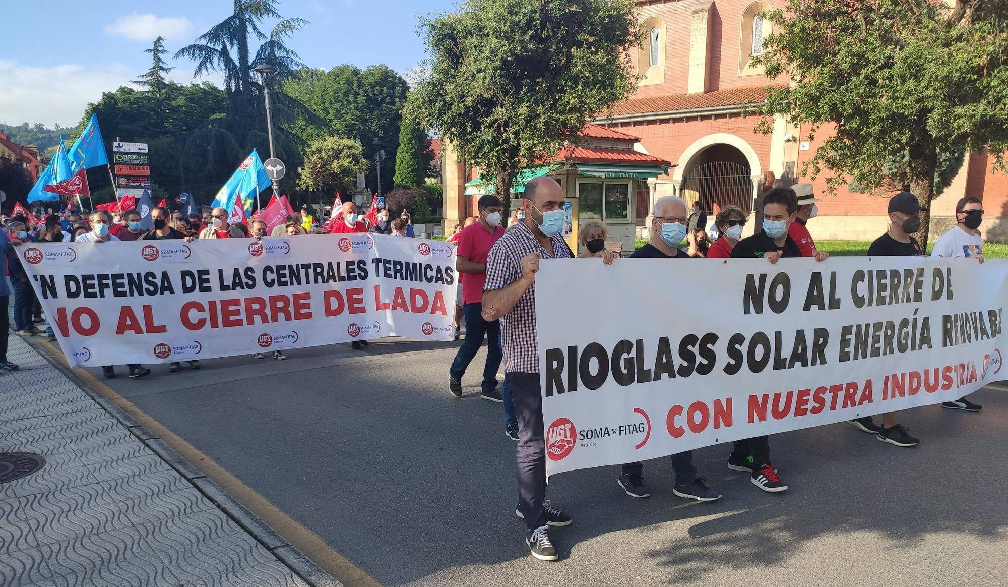 Manifestación en defensa de la industria asturiana en Langreo