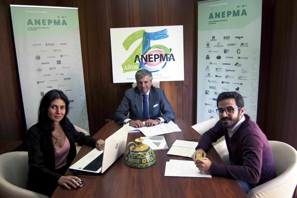 Beatriz Garrido, técnica secretaría de Anepma; Juan Manuel García, secretario técnico de Anepma y Salvador J. Gómez, coordinador del P. Reusemed en Anepma.