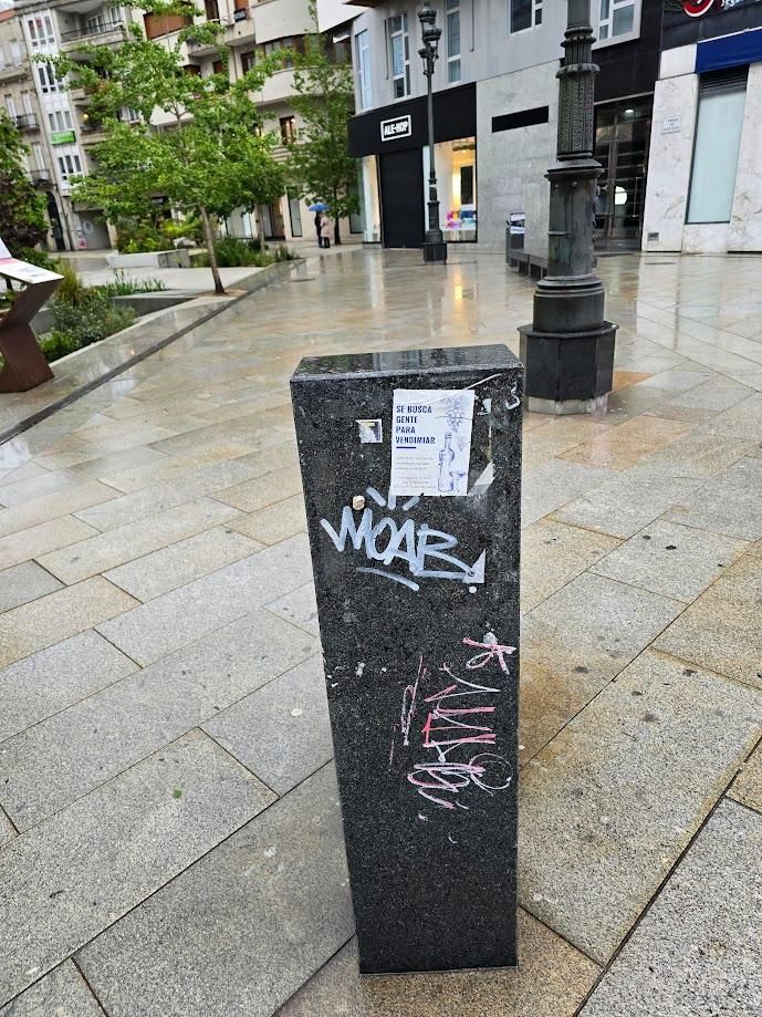 Elementos afectados por la pegada de carteles y todo tipo de panfletos en las calles de Vilagarcía.