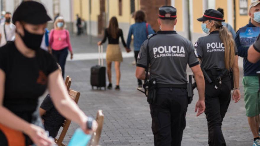 Dos policías autonómicos vigilan el cumplimiento de las normas en La Laguna.