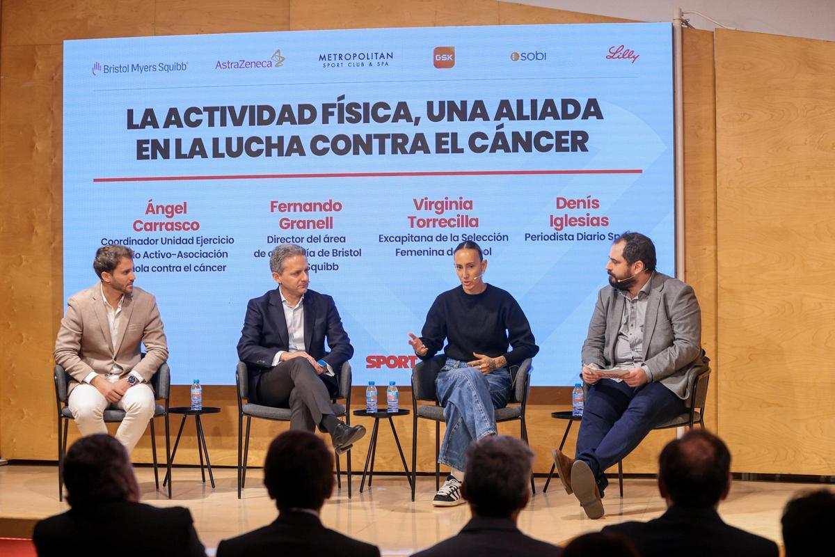 Ángel Carrasco, Fernando Granell, Virginia Torrecilla y Denís Iglesias, en la conferencia de 'La actividad física, una aliada en la lucha contra el cáncer'