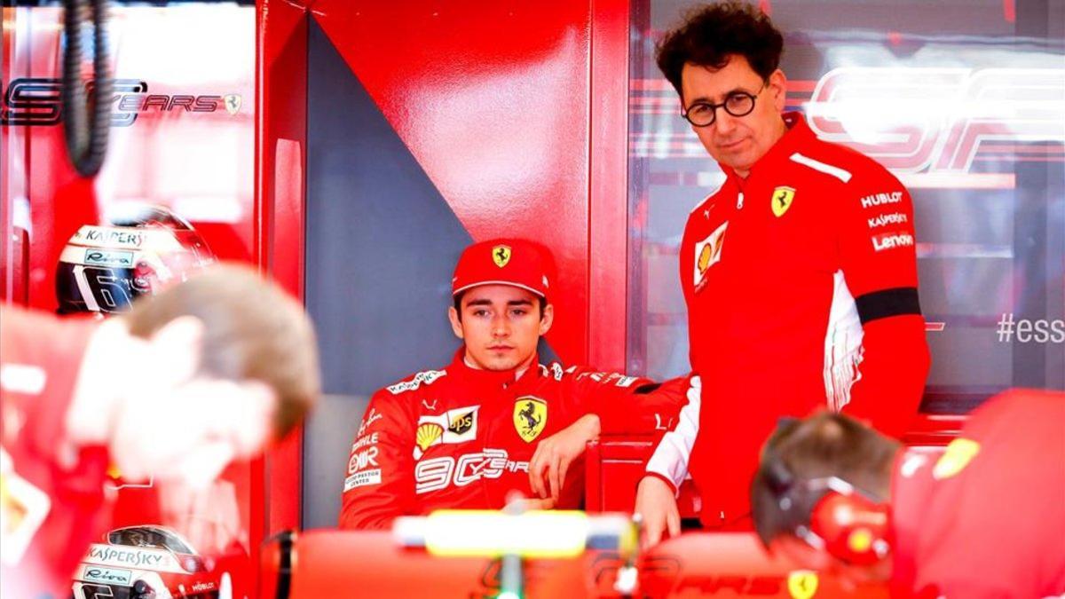 Mattia Binotto y Charles Leclerc observando el Ferrari