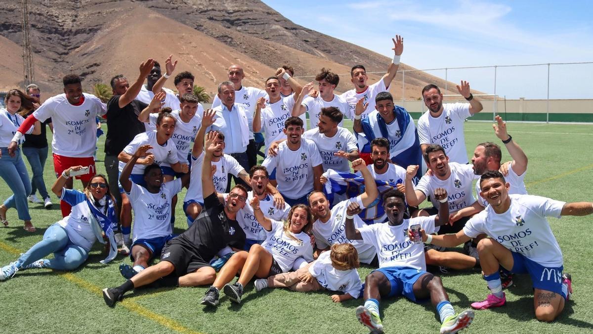 Fabricio, el primero de derecha a izquierda, en la celebración del ascenso del Tenerife B a Segunda RFEF, con César entre los protagonistas.