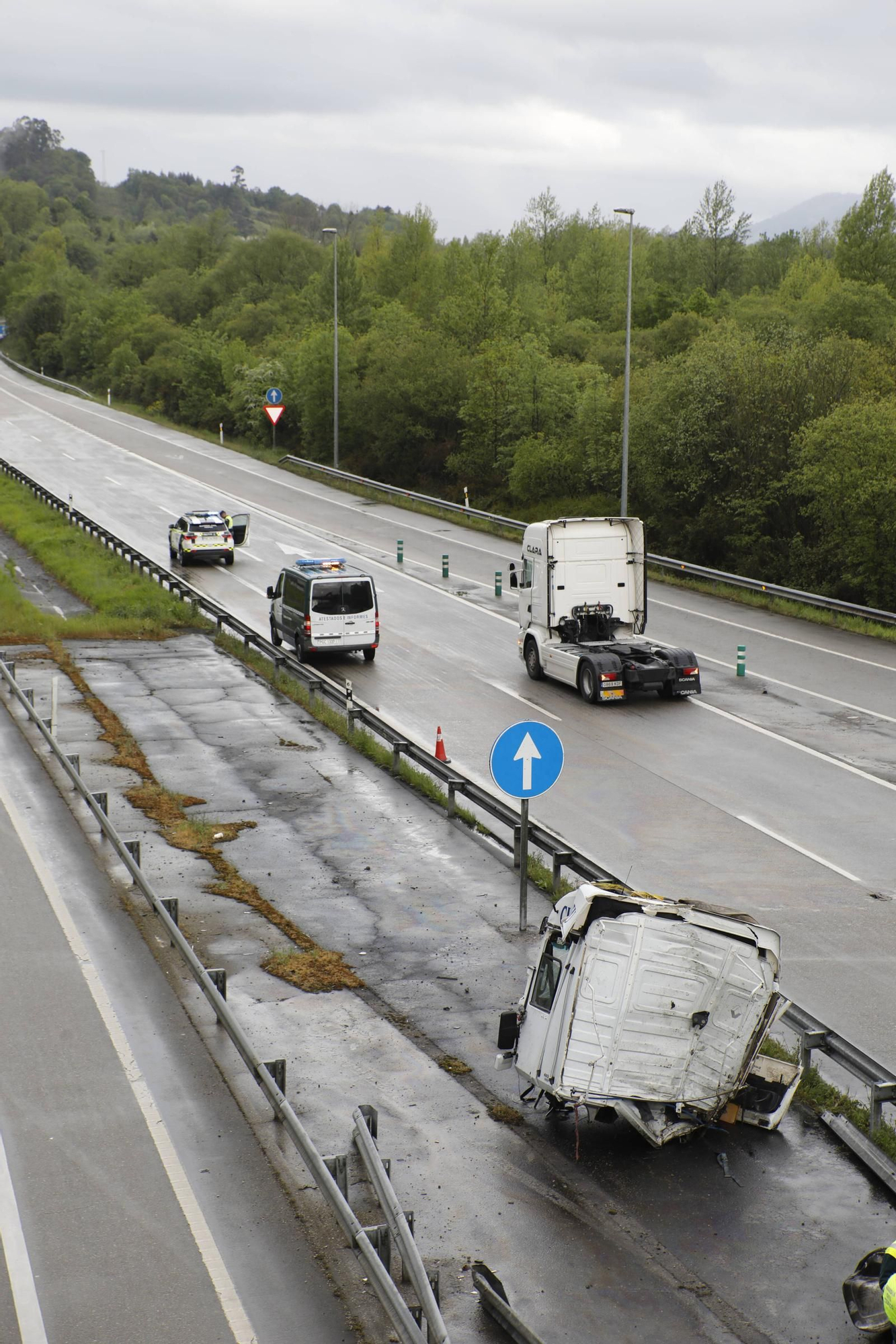 EN IMÁGENES: El brutal accidente de un camión en la A-64
