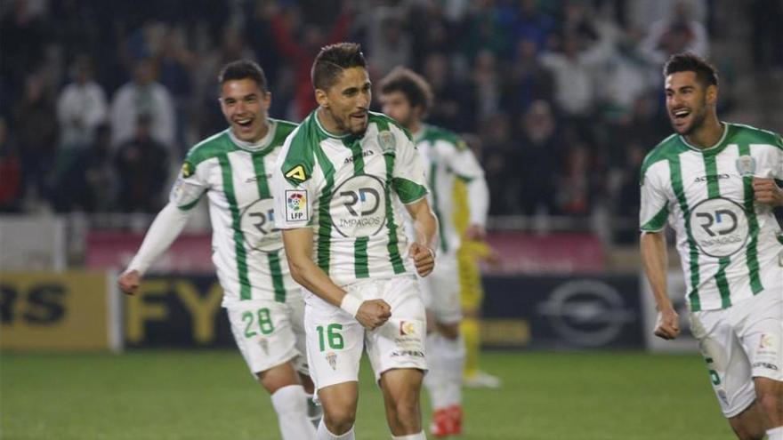 El Córdoba gana (2-1) al Oviedo y se pone líder