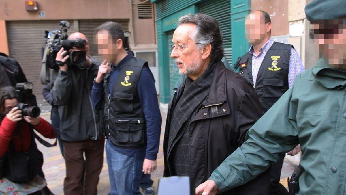 El exvicealcalde de València, Alfonso Grau, abandona su casa en la Operación Clepsidra, por la que fue condenado por cohecho.