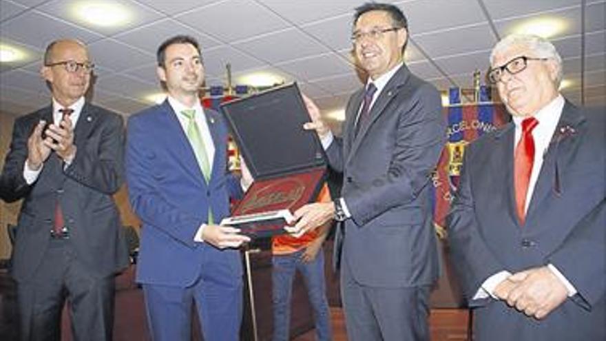 EL PRESIDENTE DEL BARÇA, CON LAS PEÑAS EN ONDA