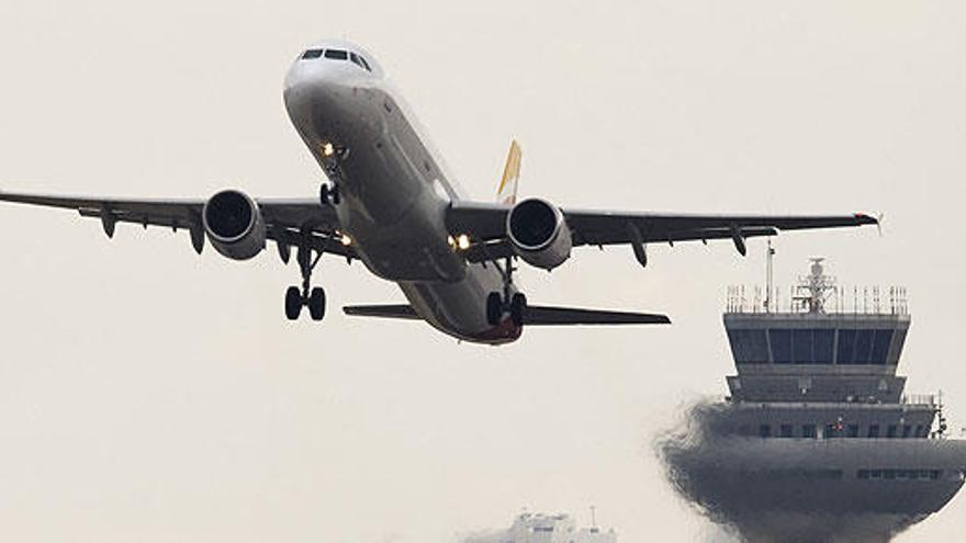 Un avión despega del aeropuerto de Barajas.