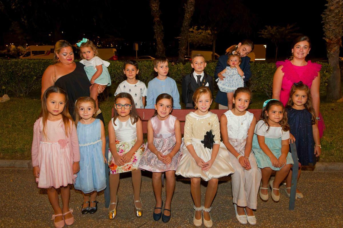 Bella, al mig de la seua comissió infantil, a la porta del Palau de la Festa.