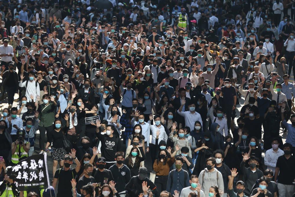 La violencia marcó este lunes una intensa jornada de huelga convocada por el movimiento de protesta hongkonés.