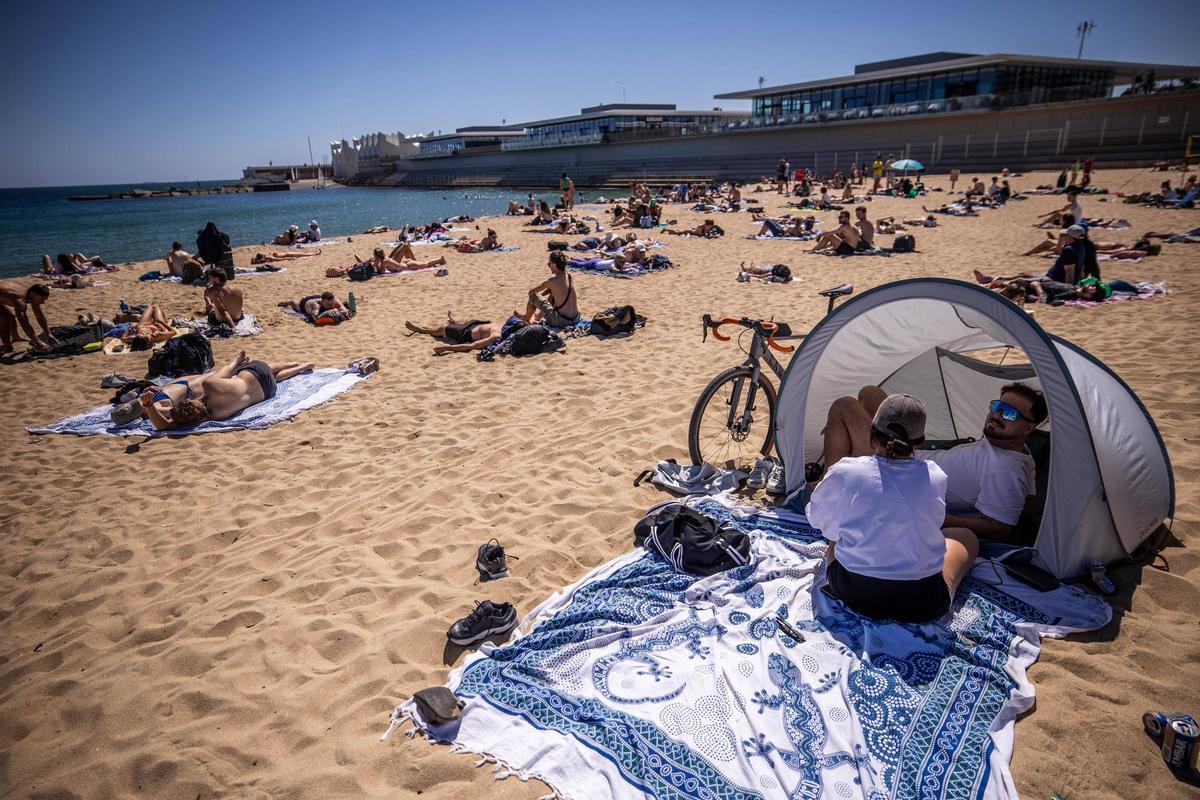 Ambiente de verano en las playas de Barcelona por Semana Santa