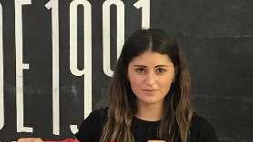 Tamara Seijas y Manuela Pedreira posan con sus camisetas.