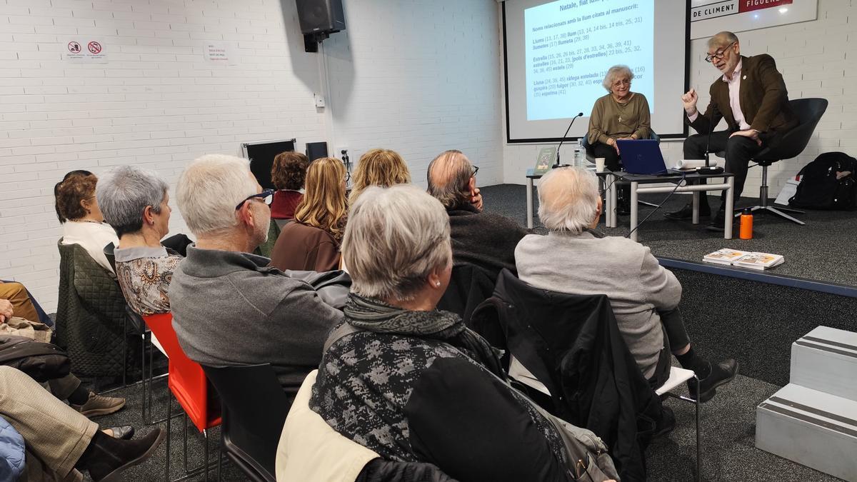 Josep Maria Dacosta va conduir la presentació del nou poemari de Carme Pagès a la biblioteca de Figueres.