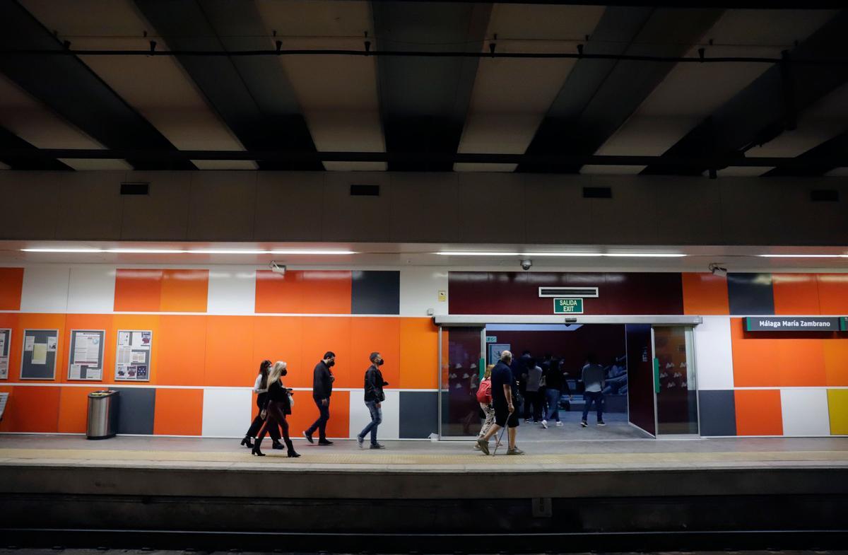 El Cercanías en la estación Málaga - María Zambrano.