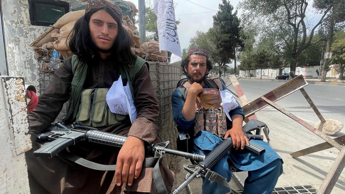 Dos talibanes, en un puesto militar de Kabul.