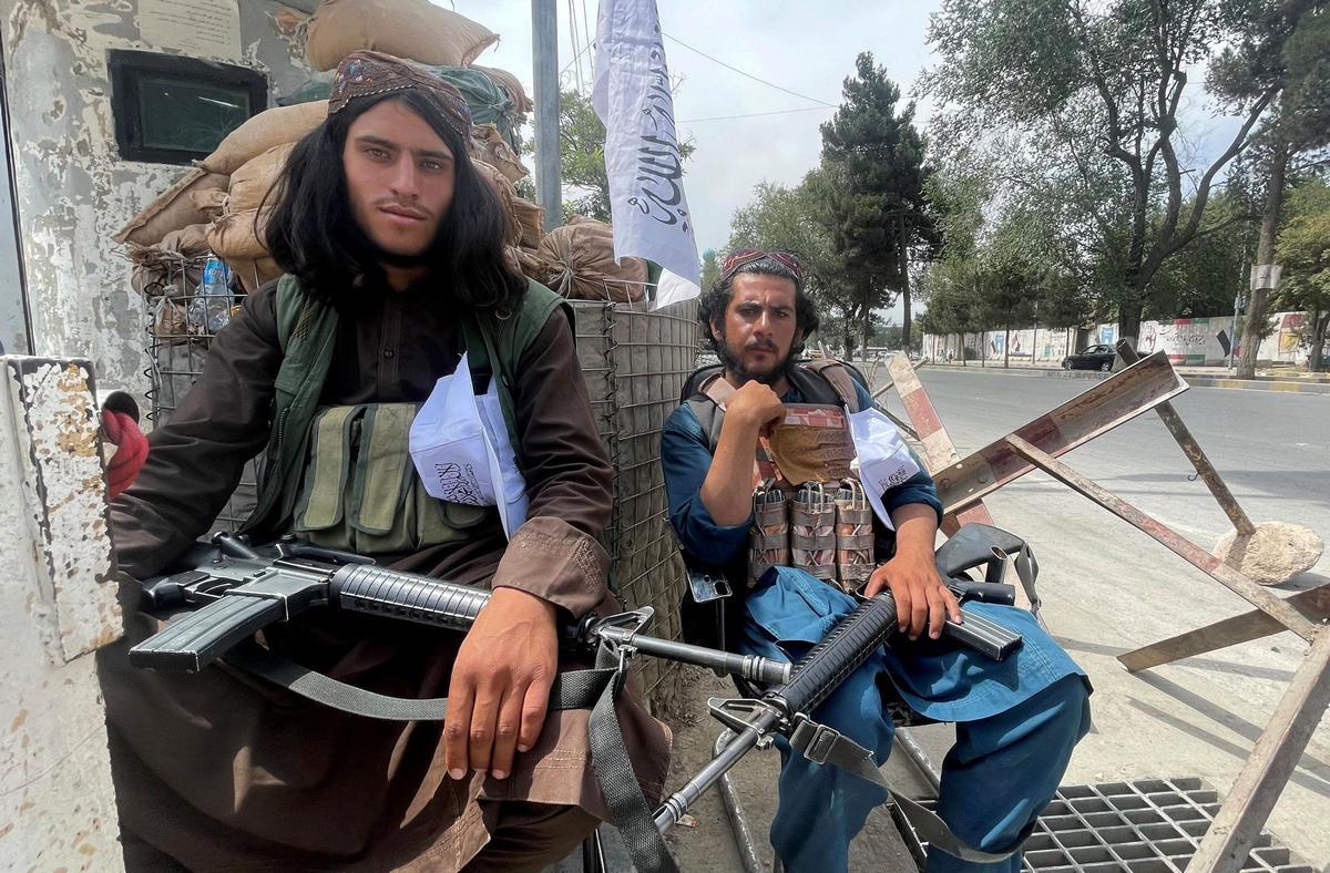 Dos talibanes, en un puesto militar de Kabul.