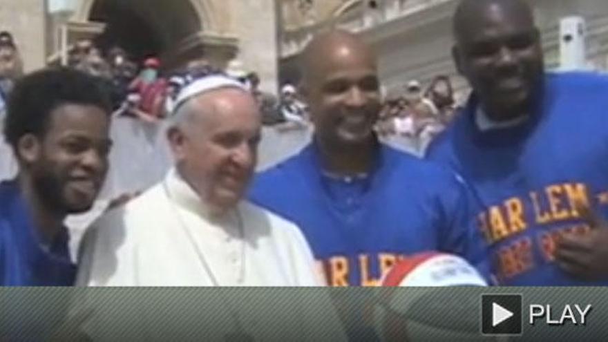 El Papa Francisco junto a los Harlem Globetrotters.