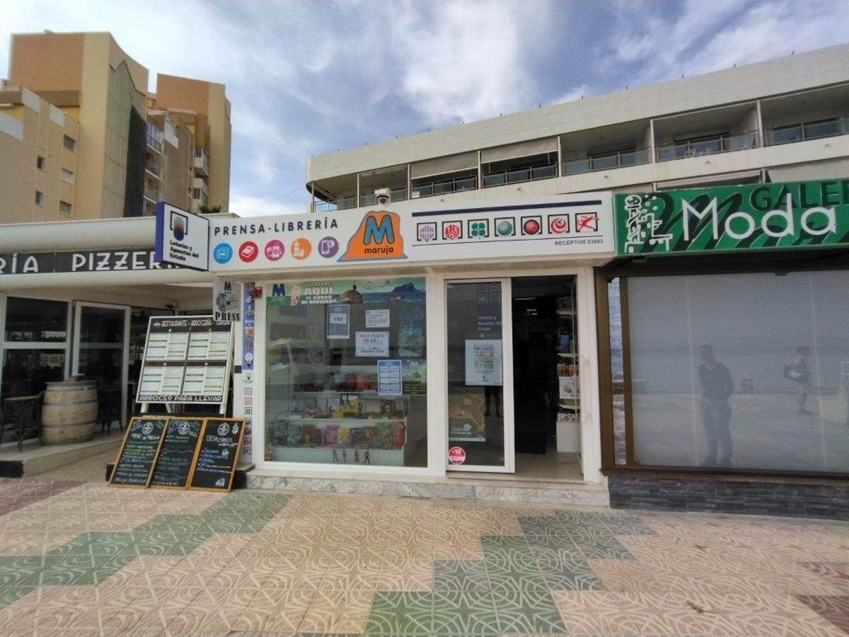 La administración de la calle Gibraltar, 8, en Calpe, es otro de los establecimientos de la provincia de Alicante agraciados con el segundo premio del sorteo.