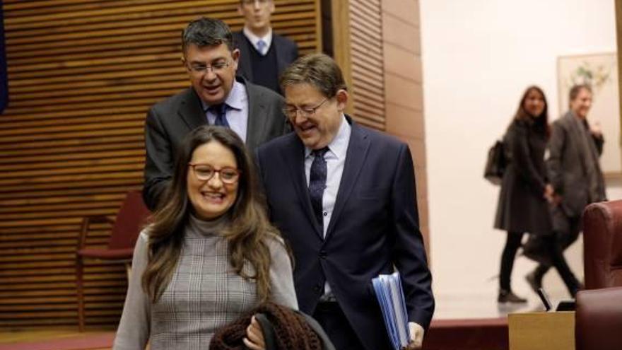 La vicepresidenta, Mónica Oltra, llega ayer a las Corts junto a los presidentes Ximo Puig y Enric Morera.