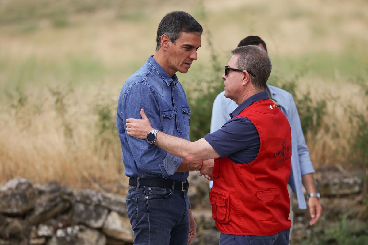 El presidente del Gobierno, Pedro Sánchez (i), y el presidente de Castilla-La Mancha, Emiliano García-Page (d), durante una visita al Puesto de Mando Avanzado por el incendio de La Mierla, a 22 de julio de 2026, en Tamajón, Guadalajara, Castilla-La Mancha (España). Sánchez acude a las instalaciones del Puesto de Mando Avanzado (PMA) para supervisar las tareas de extinción y la evolución técnica del incendio forestal originado en La Mierla el pasado 16 de julio, realizando un recorrido por las hectáreas afectadas en la comarca acompañado por el presidente de Castilla-La Mancha y el delegado del Gobierno en Castilla-La Mancha. 22 JULIO 2026 Alejandro Martínez Vélez / Europa Press 22/07/2026. Pedro Sánchez;Emiliano García-Page;Alejandro Martínez Vélez;