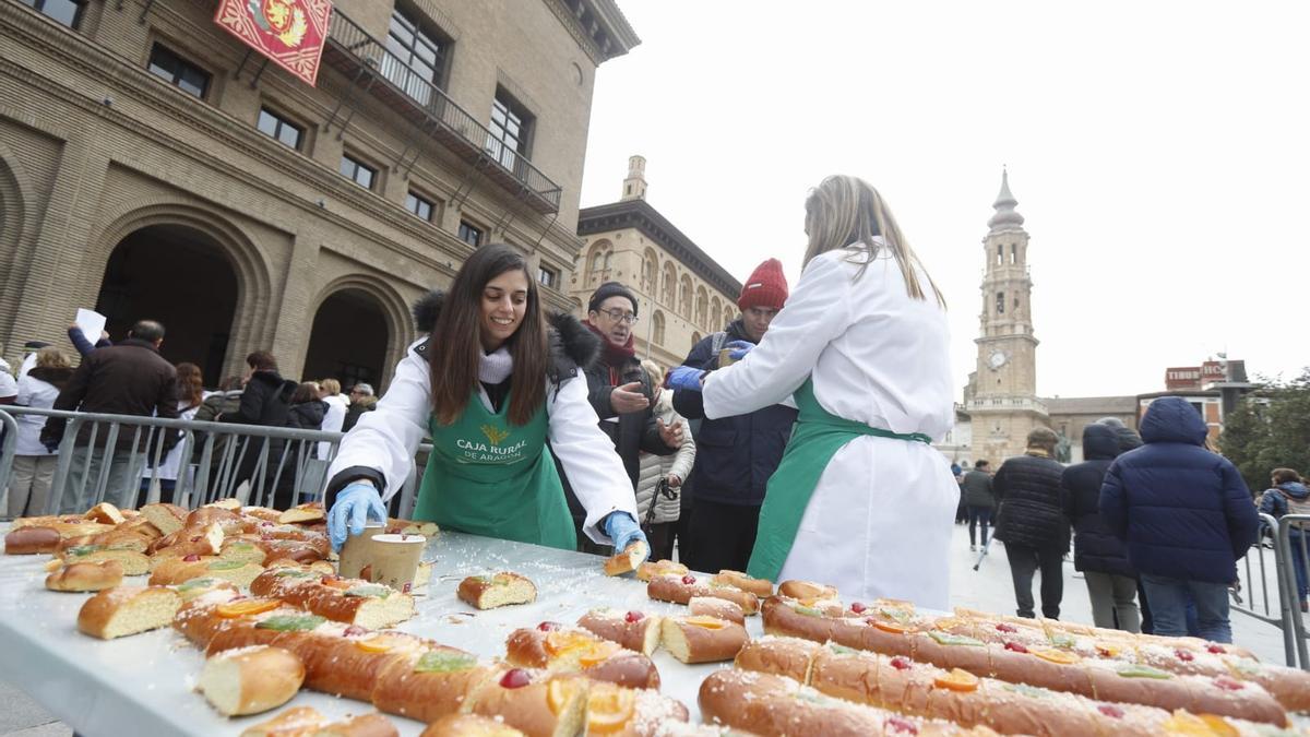 Así se ha vivido San Valero en el centro de Zaragoza: roscón, tragachicos, cabezudos y mucho más