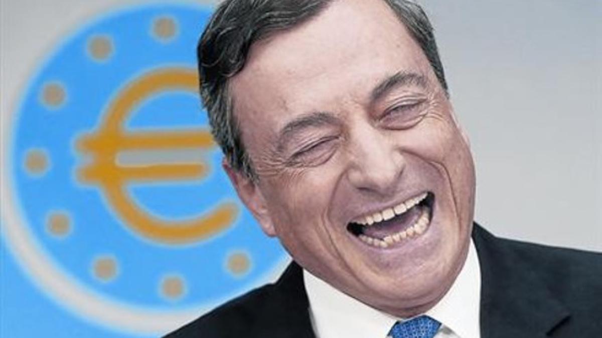 Carcajadas de Draghi en un momento de la rueda de prensa de ayer.