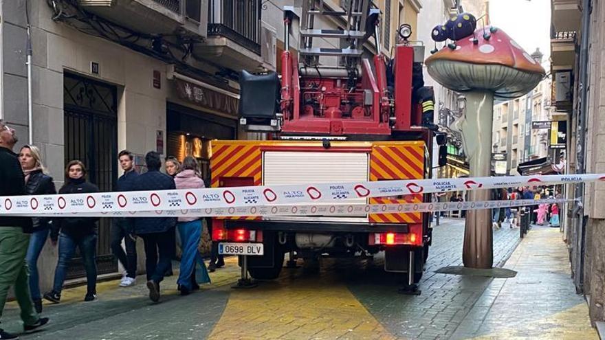 Camión grúa de los bomberos en la calle San Francisco.