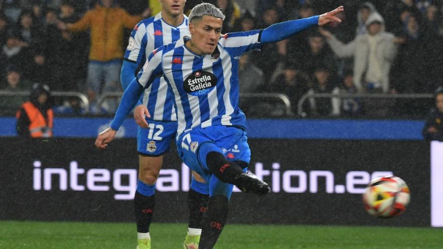 Hugo Rama golpea el balón en el gol que anotó contra el Lugo. // CARLOS PARDELLAS