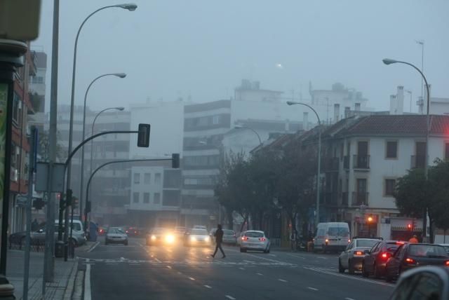 FOTOGALERÍA / Una densa niebla despierta Córdoba