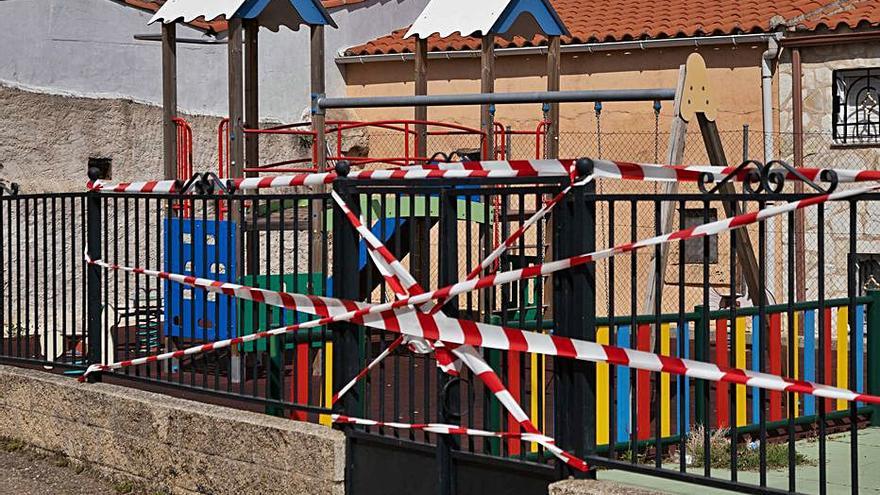 Parque infantil clausurado en Mayalde por el brote de COVID. | Jose Luis F.