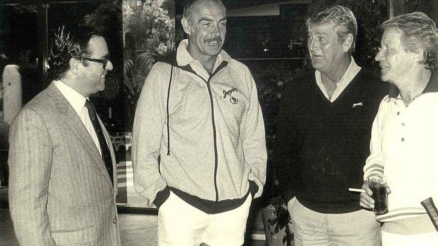 Rafael de la Fuente, a la izquierda, junto a Sean Connery a su derecha, Lew Hoad.