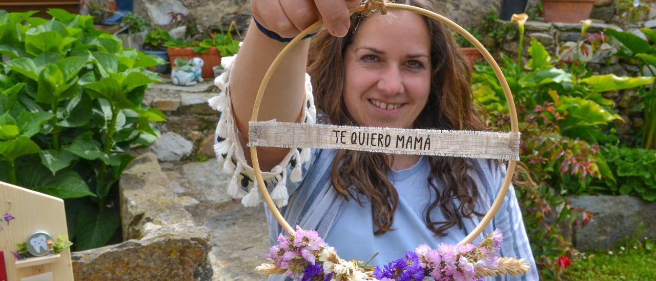 Mirian Rodríguez Castro muestra uno de sus trabajos artesanales.