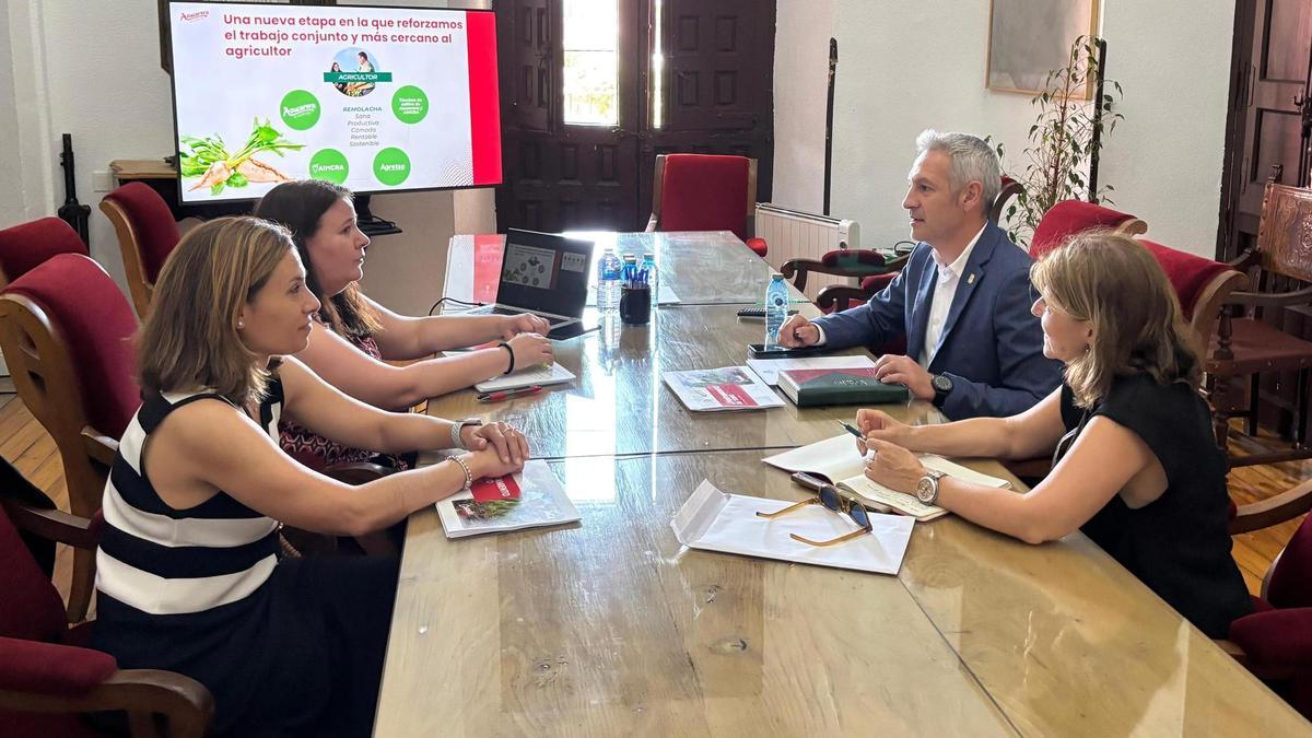 El alcalde de Toro con responsables de Azucarera en la reunión de trabajo.